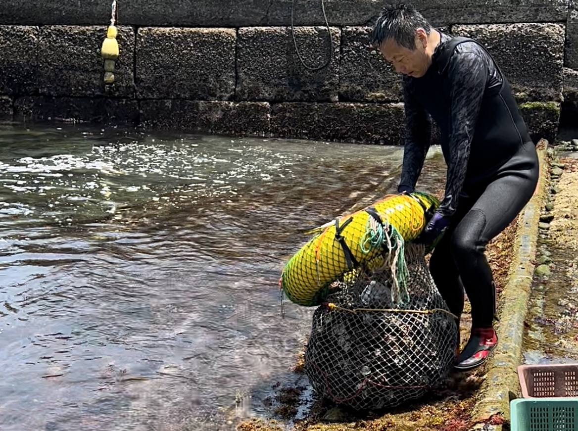 大量のサザエを上げるのは一苦労