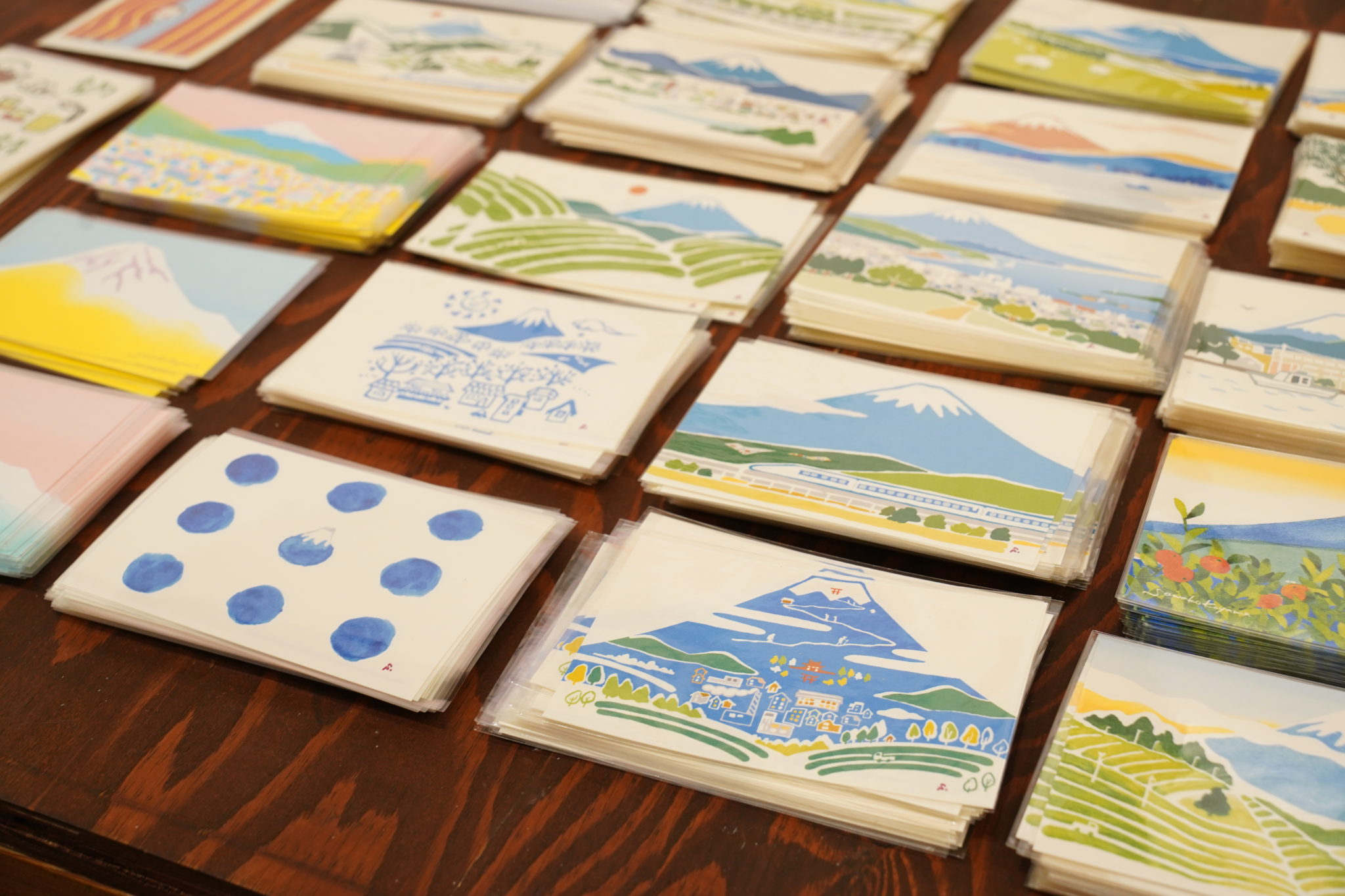 富士山をテーマにしたポストカードがずらり