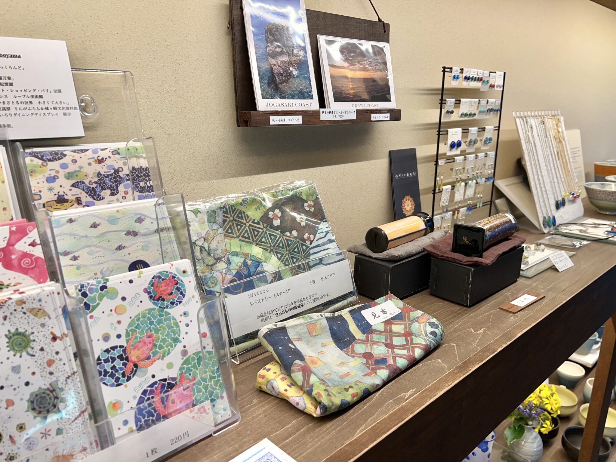 地元アーティストの作品も売店に並びます。