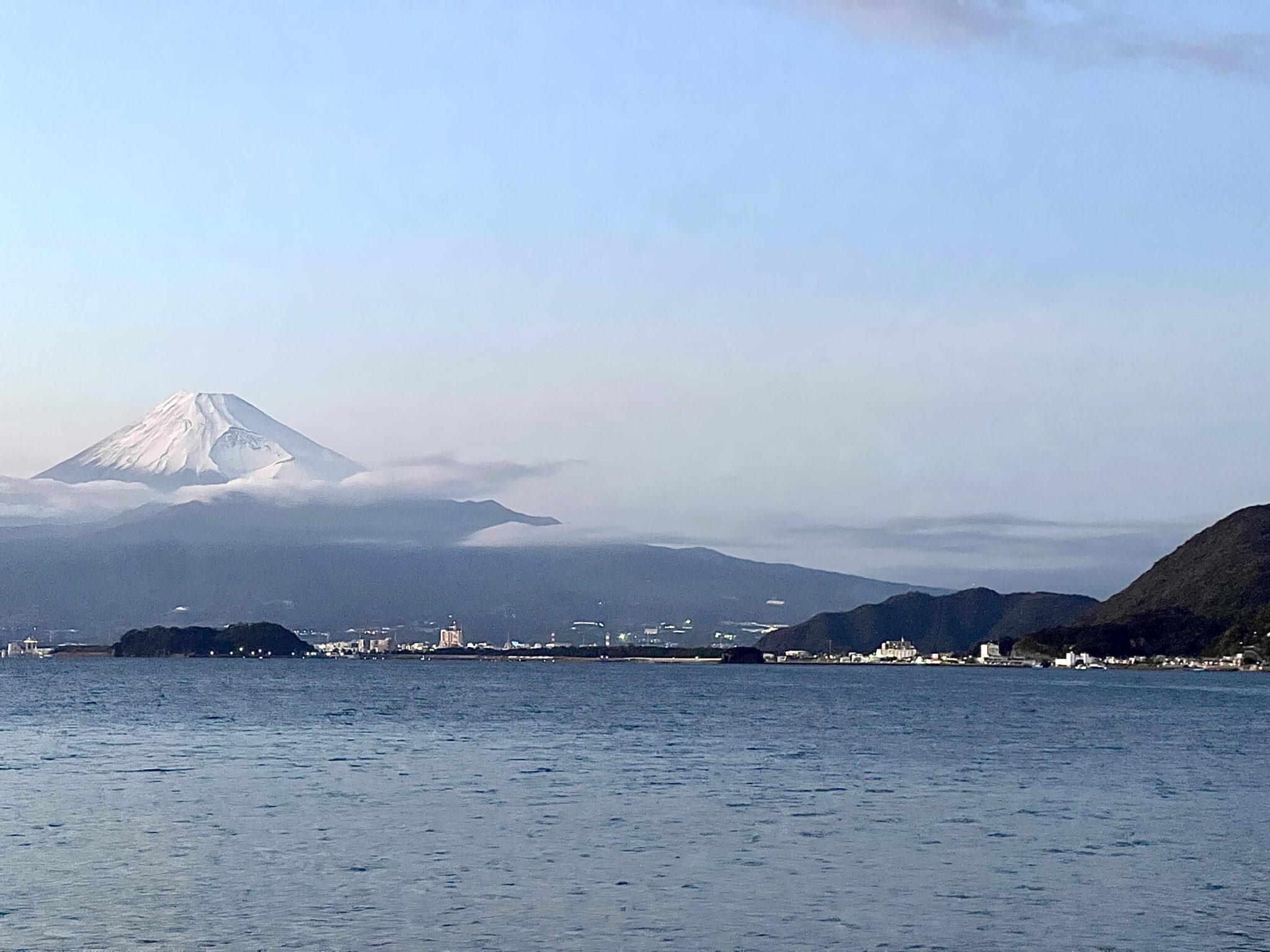 沼津からみた雪化粧の富士山　(2022.11.21)