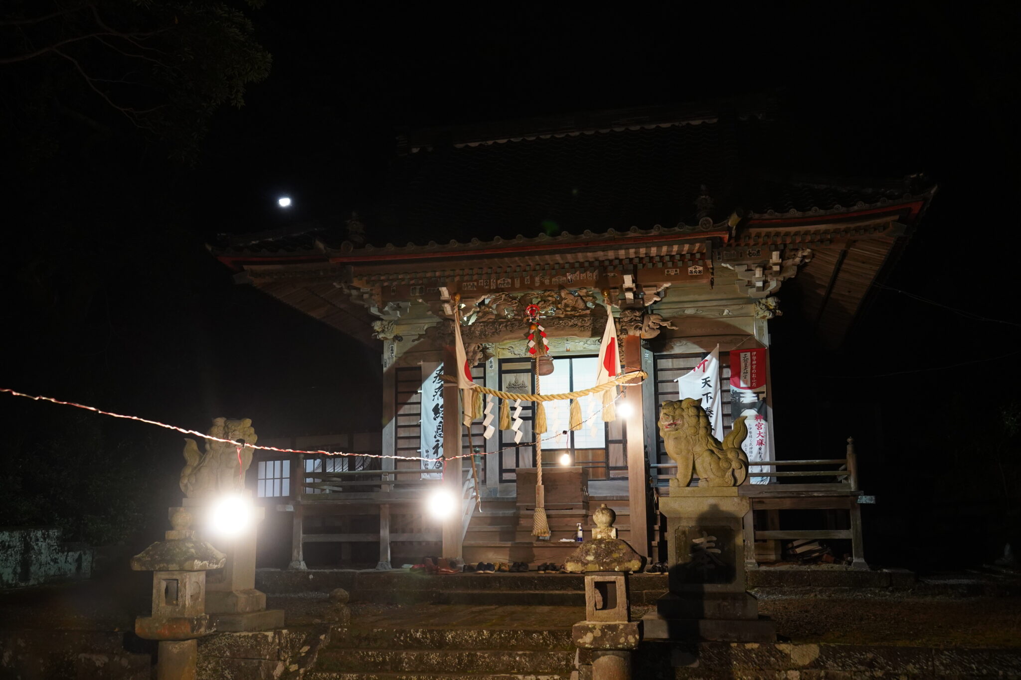 2022年大晦日。当館から徒歩10分の三島神社では、23時半より地域の代表が集まり、除夜祭が執り行われました