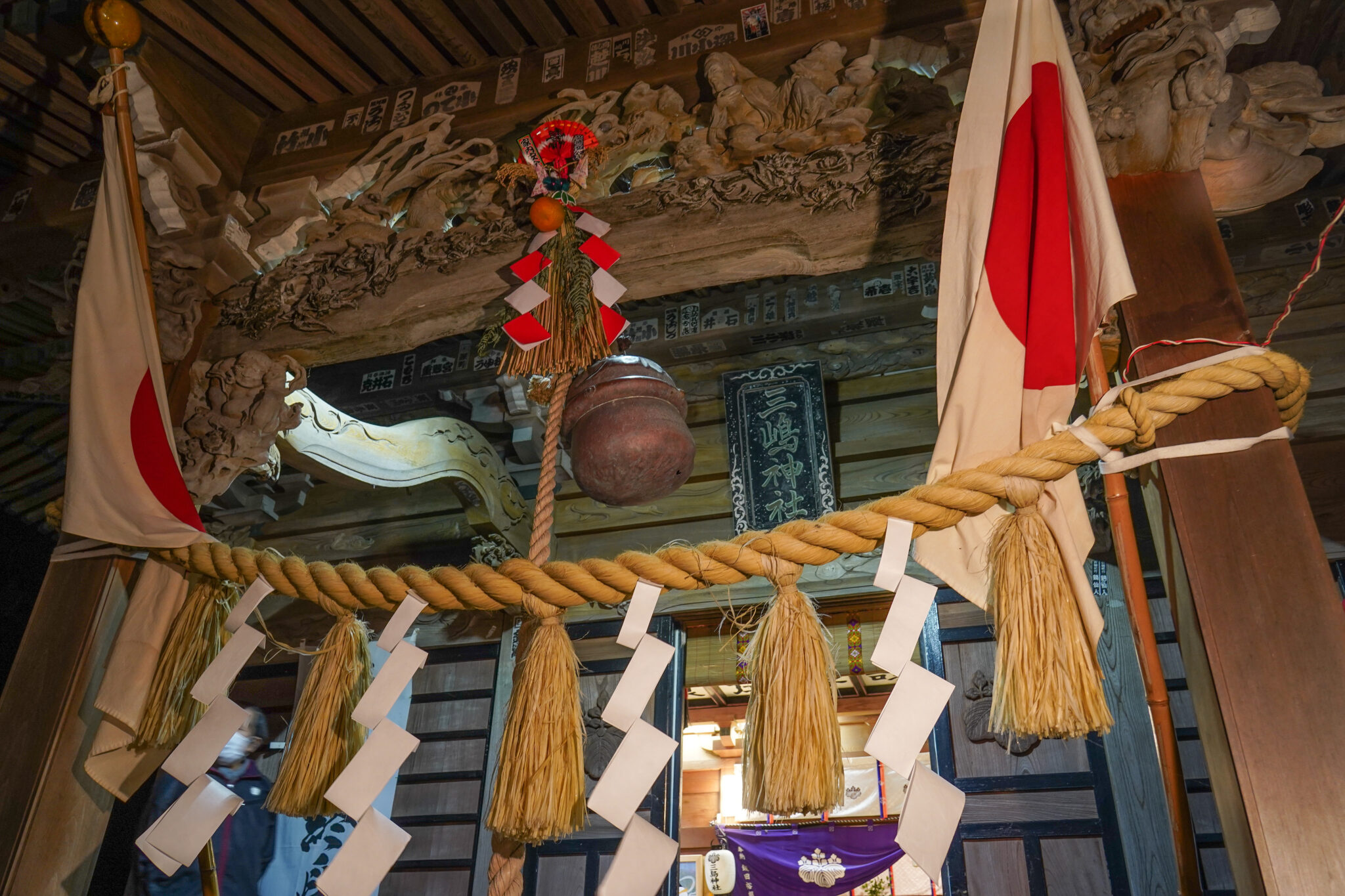 社殿正面の竜の彫刻は、堂宮彫刻師で江奈村の名工・石田半兵衛の傑作とも言われています。