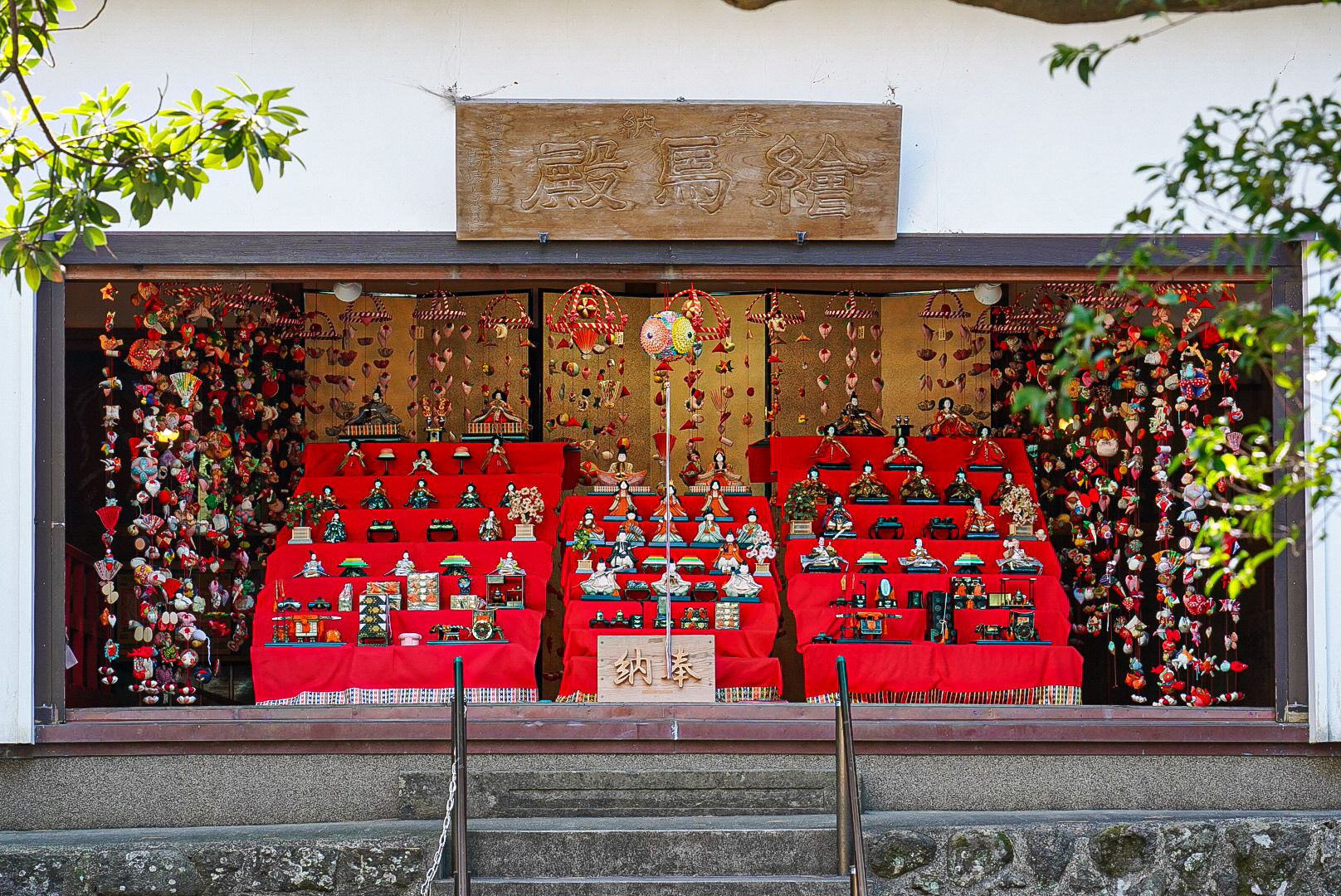八幡神社の絵馬殿に展示されている雛飾りと雛のつるし飾り