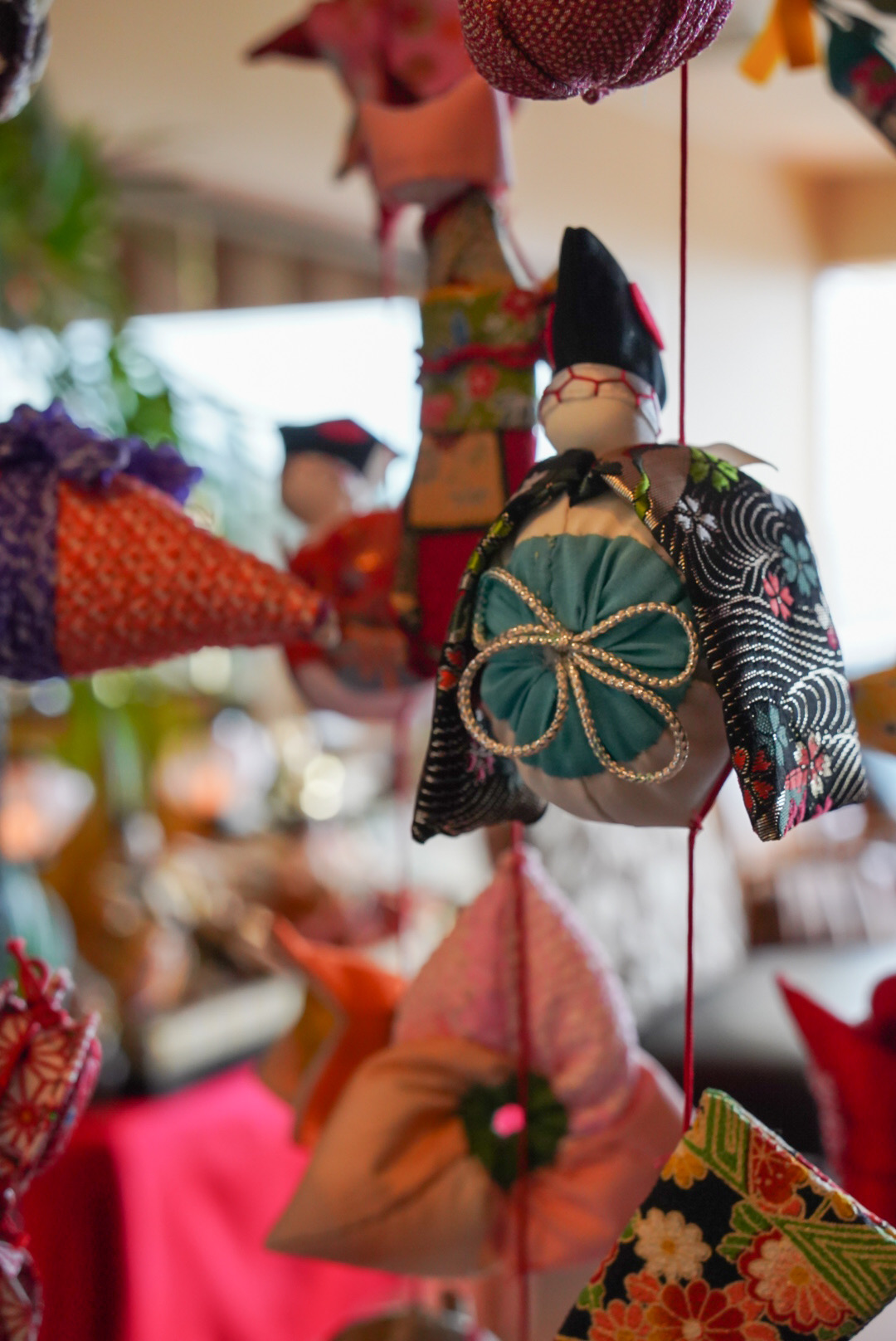 歌舞伎などでお祝い事に舞われる三番曳（さんばそう）。雛のつるし飾り発祥の稲取でも毎年7月に八幡神社にて舞われます。