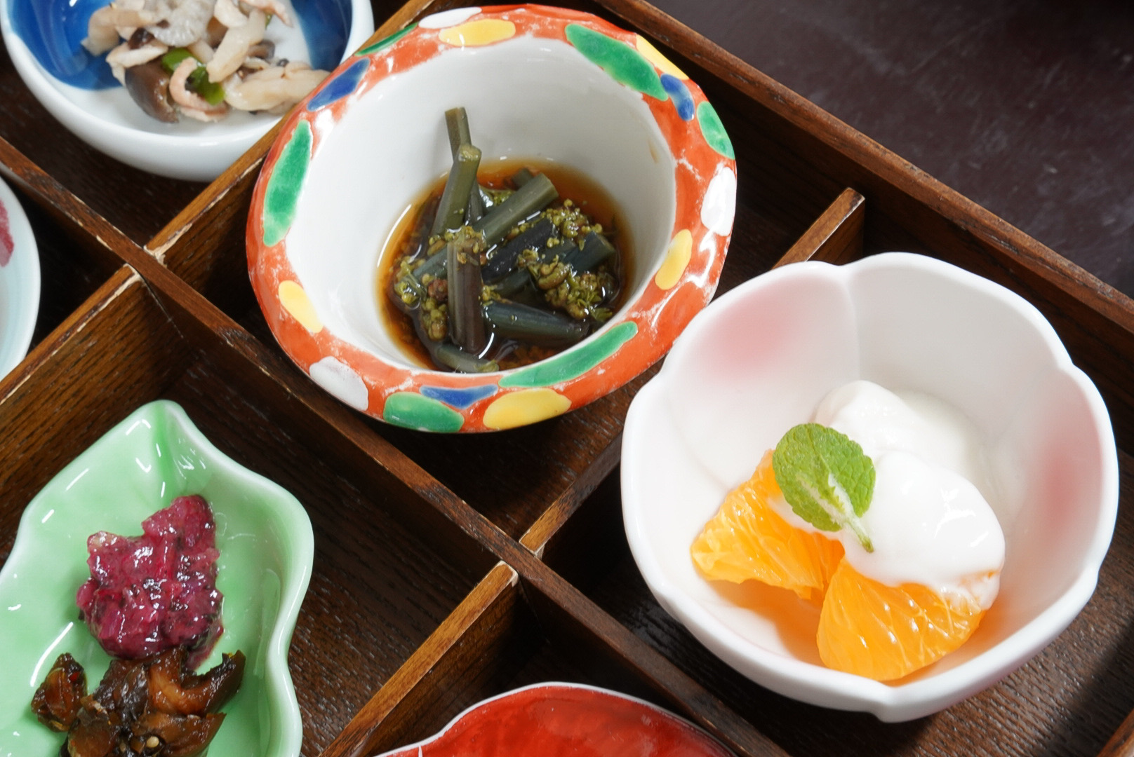 右から、大川産紅甘夏のはちみつヨーグルト添え、伊豆熱川産わらびのおひたし、三島のヒラタケしめじの炒めもの。