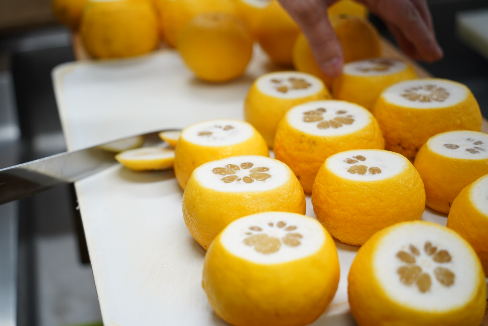 今回使用したニューサマーオレンジは計150個。白いわたを残して一個一個皮を剥いていきます。