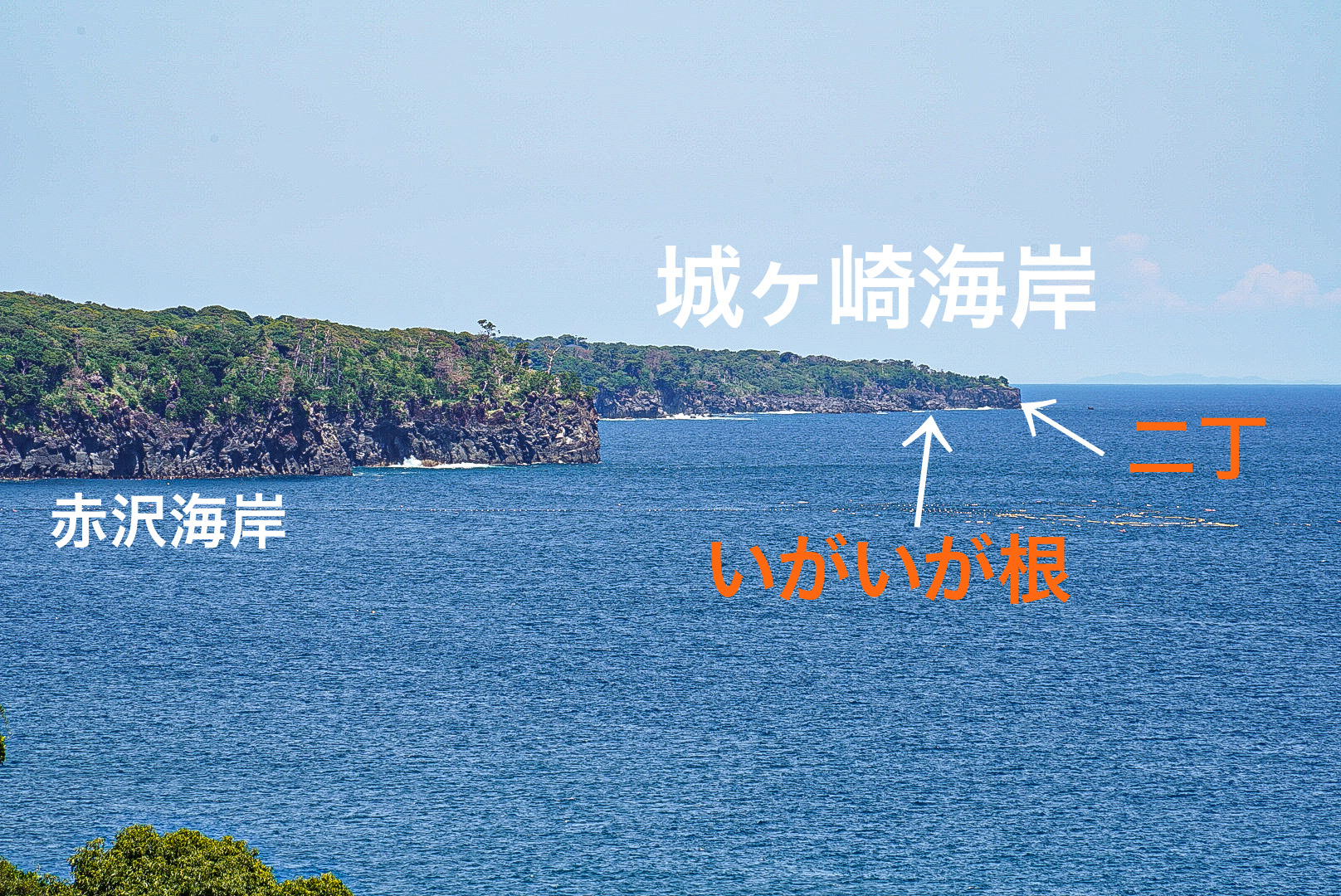 拡大するとこんな感じです。一番先端は「二丁（にちょう）」、その手前には「いがいが根」といった岬が見えます。このあたりは日蓮崎とも呼ばれます。（客室401より）