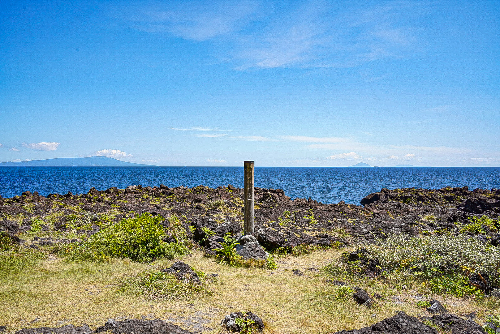 いがいが根には無料の駐車場もあり、観光客は少なく、釣り人が多い印象です。水平線上には伊豆諸島が見渡せます。