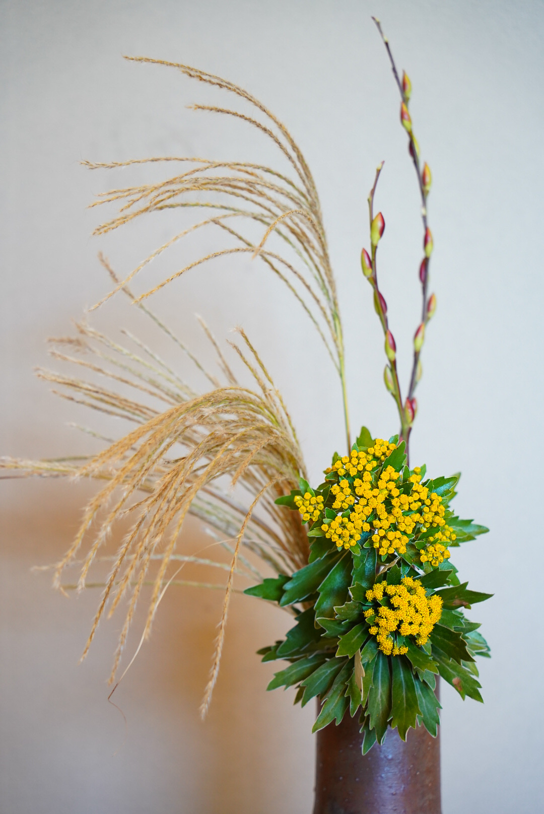 和室にも磯菊を使った生け花を