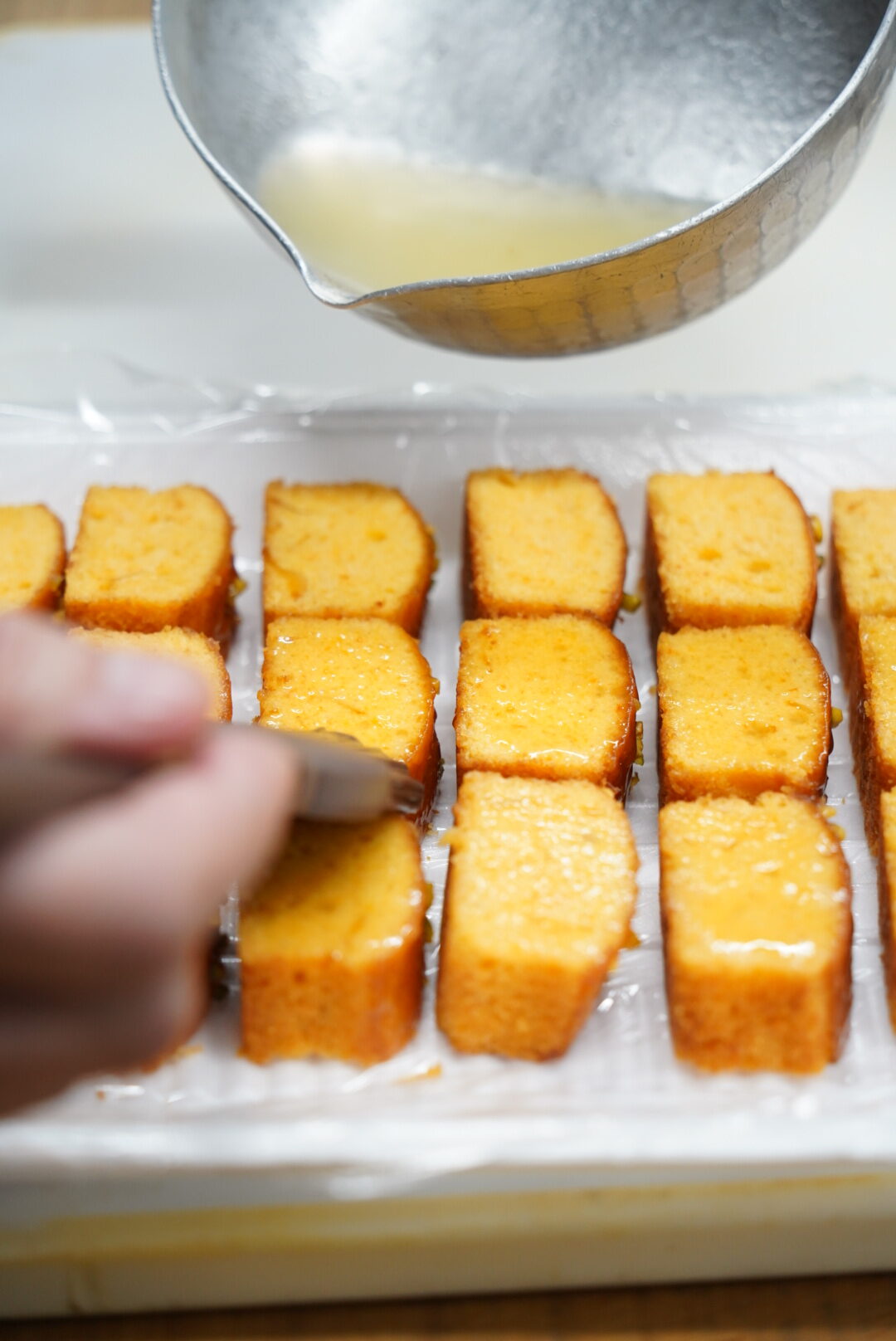 「人参パウンドケーキ」の仕上げにレモン果汁を染み込ませてしっとりとした爽やかな風味に。
