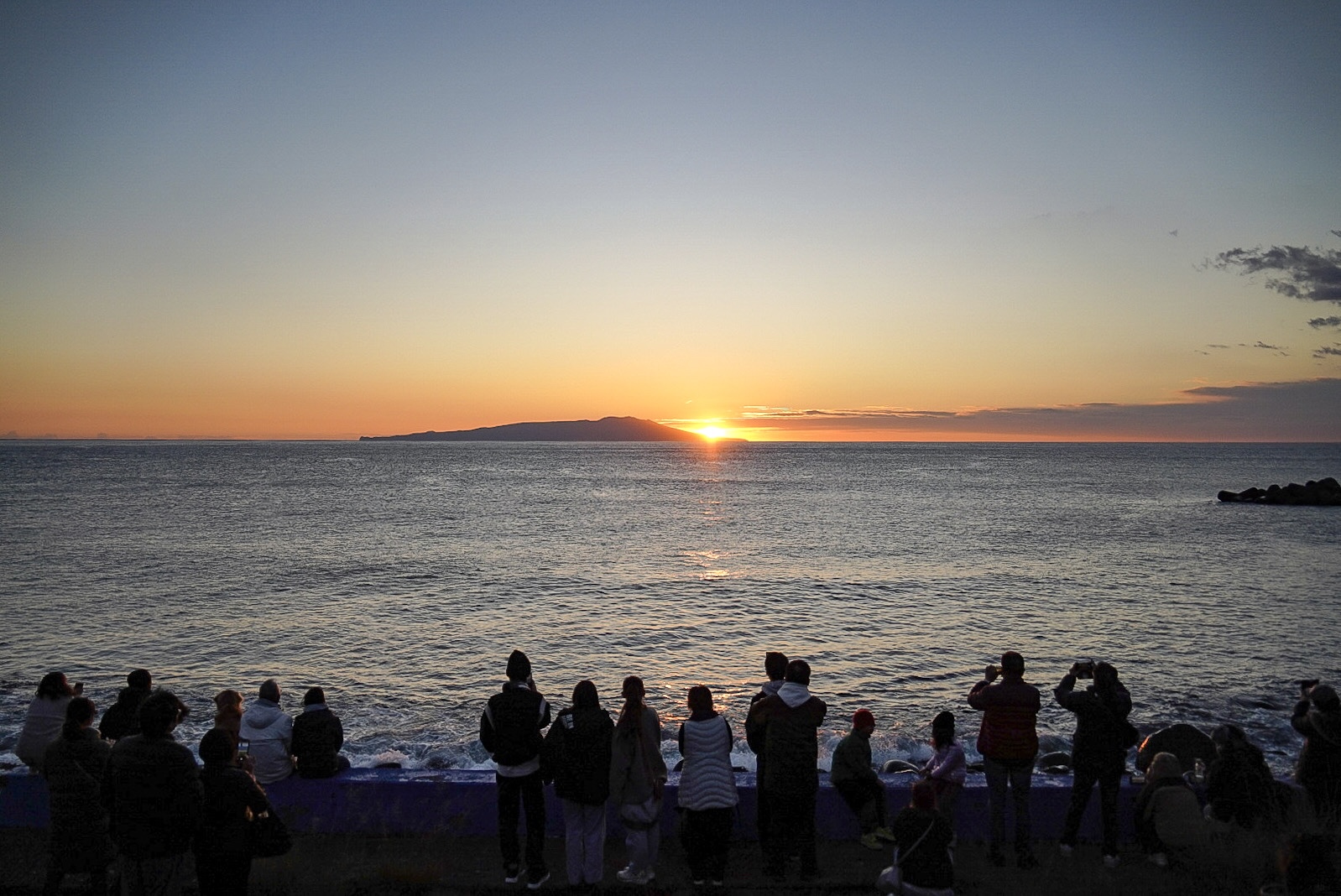 2024年1月1日。大川海岸では多くの方が初日の出を拝んでいました。