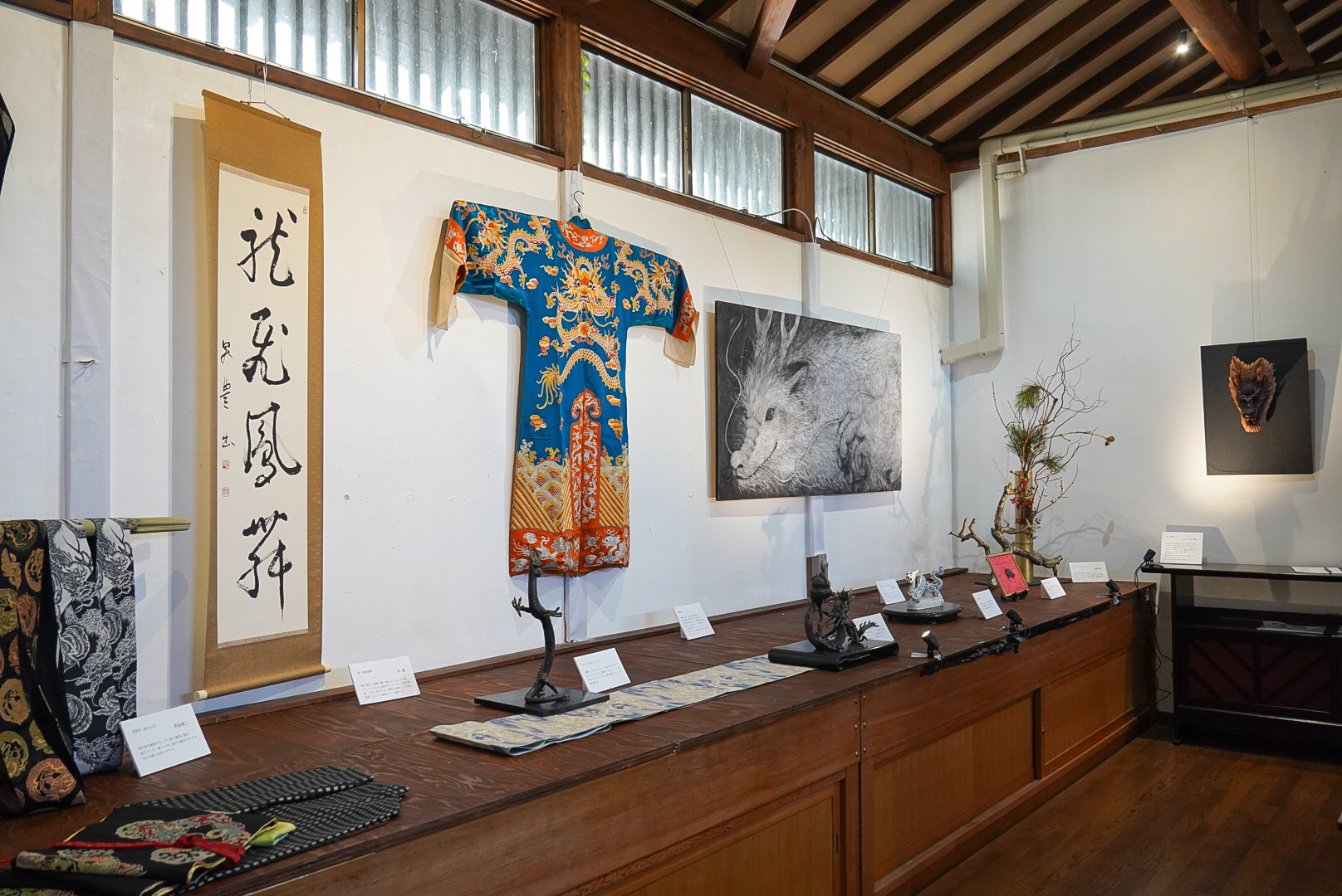 龍尽くしの展示。龍の刺繡が施された京劇の衣装なども。