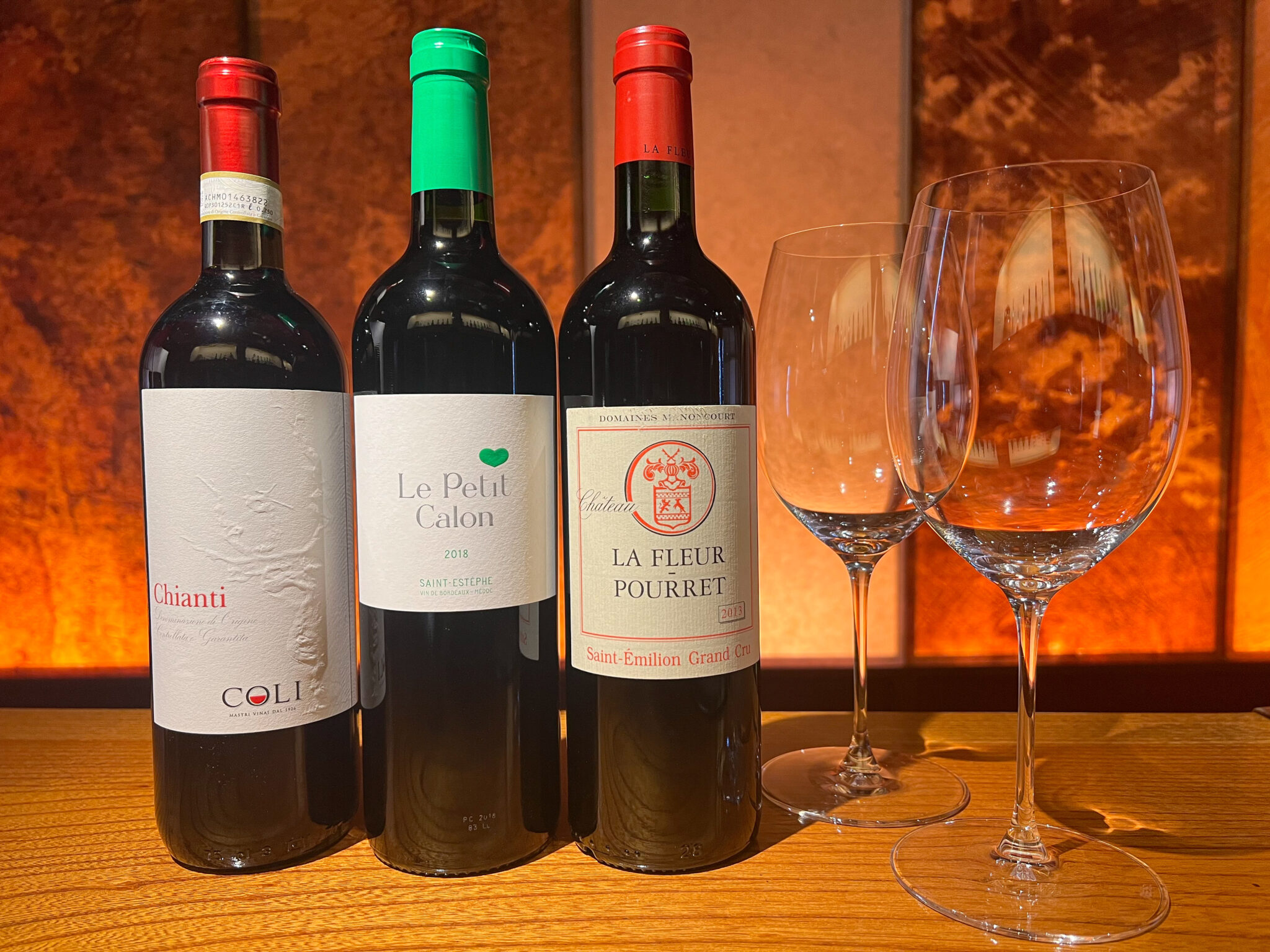 新しく仲間入りした赤ワイン。左から、'17 コッリ キャンティ・クラシコ（イタリア）、'18 ル・プティ・カロン（フランス）、'13 シャトー・ラ・フルール・プレ（フランス）。
