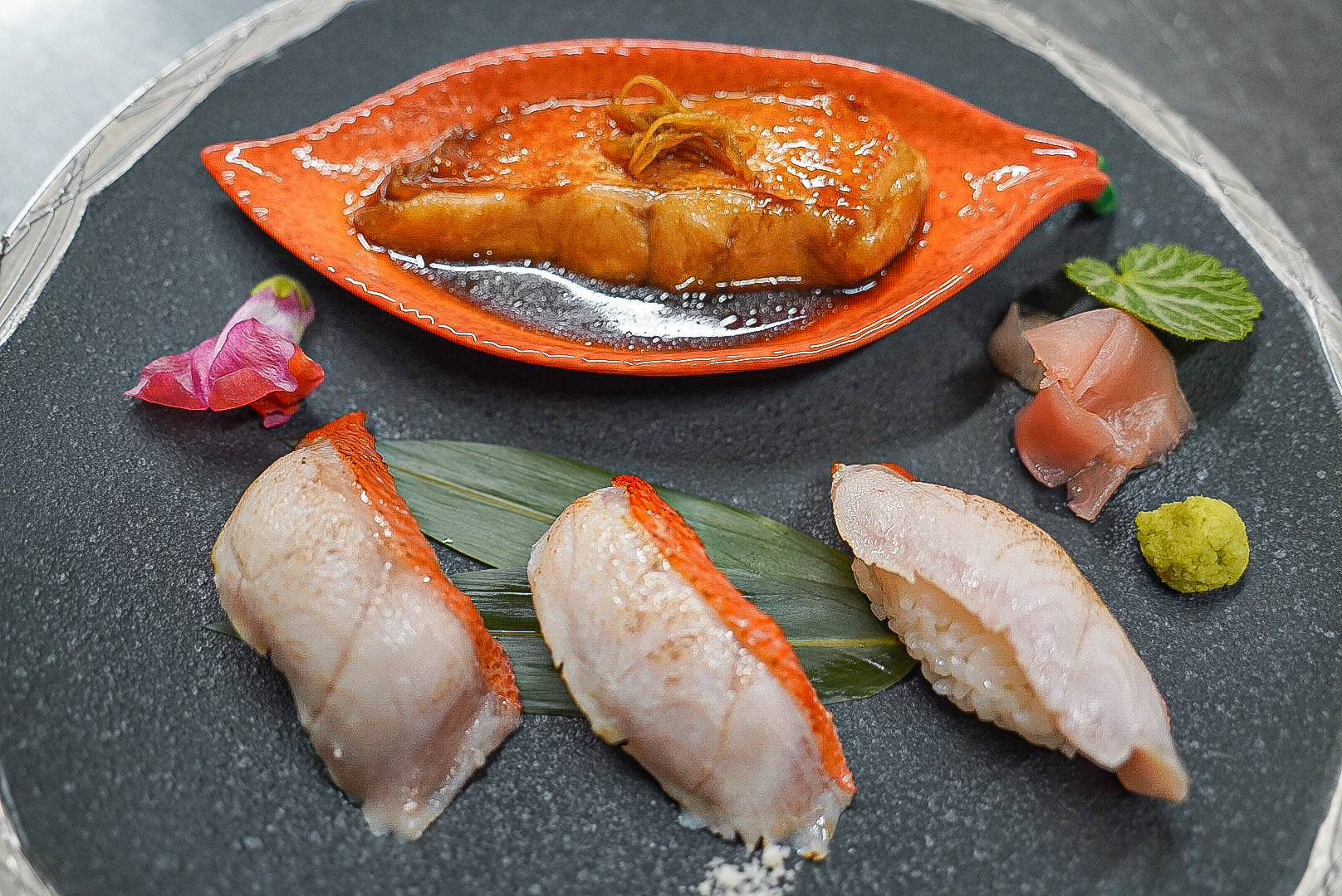 旬食材会席「稲取金目鯛の炙り寿司と煮付け」