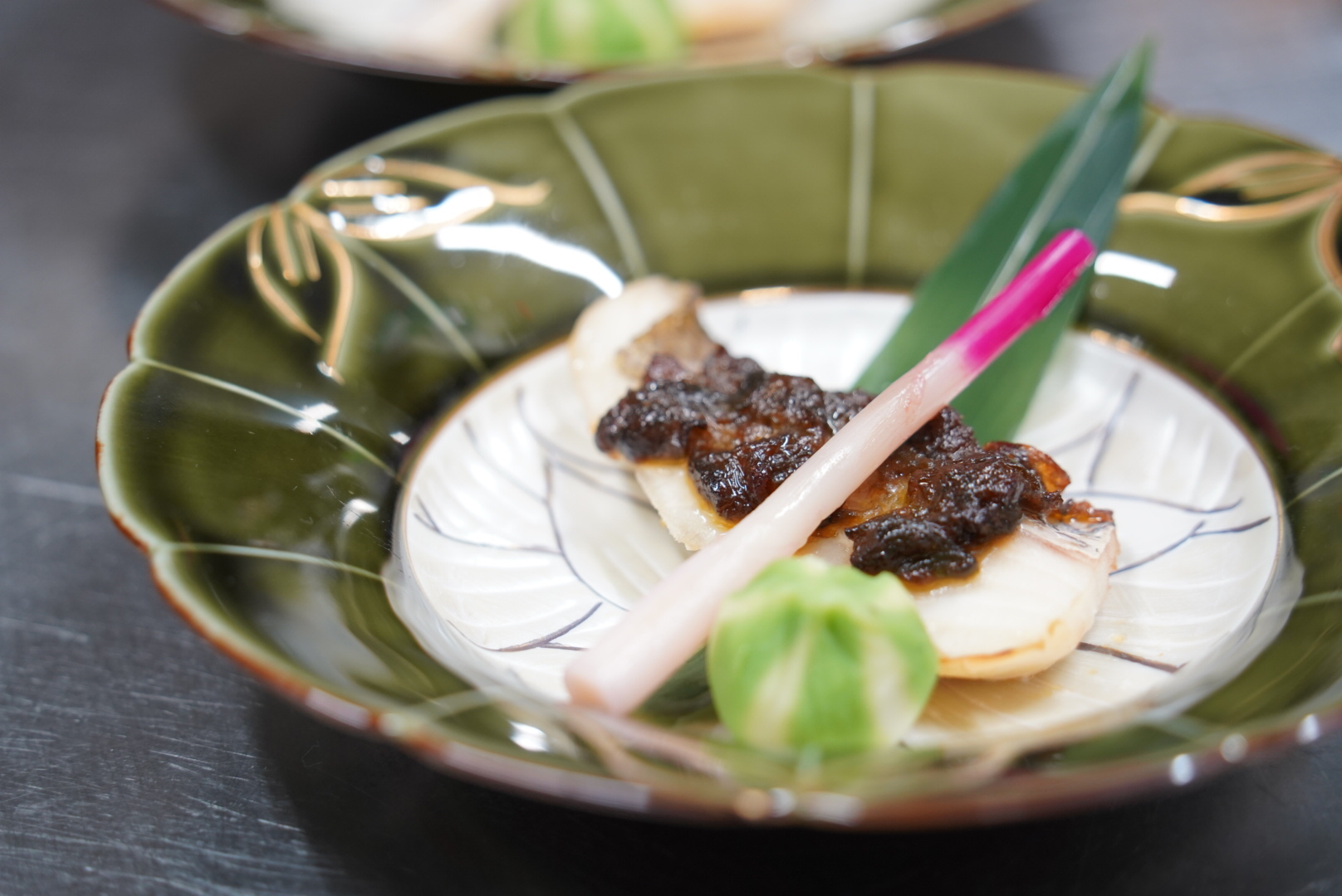 いさり火会席の焼物は、真鯛にほろ苦い蕗味噌を添えて焼き上げた一品を。